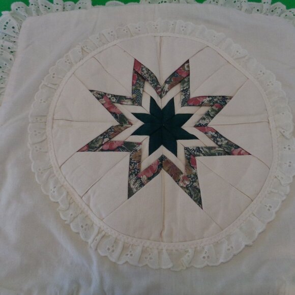 VINTAGE RETRO QUILTED PILLOW CASE W LACE PLUS OLD BUTTONS. - Picture 5 of 6